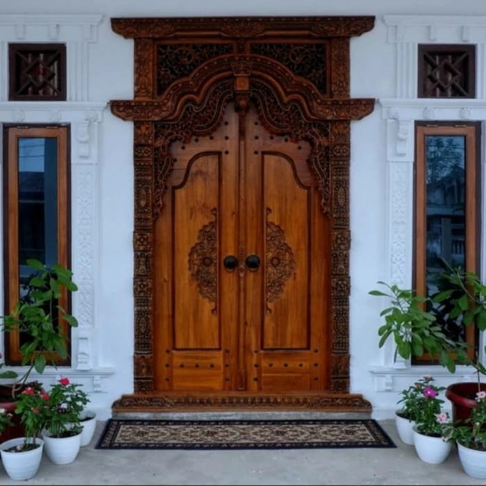 Gebyok Pintu Utama Jati di Fasad Putih Minimalis